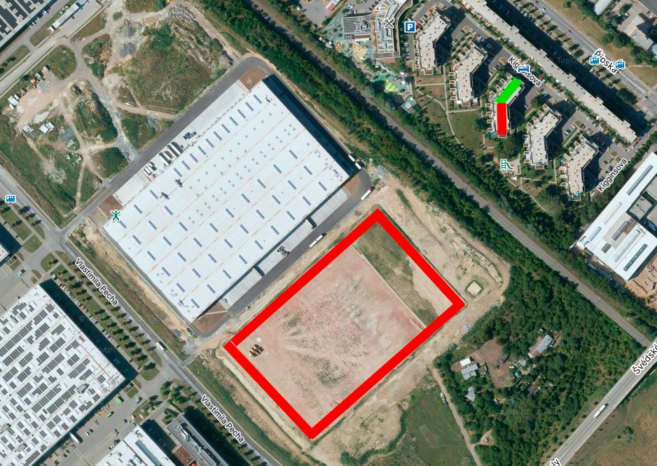 Letecký pohled na okolí haly a bytový dům na Kigginsově — červený obrys nové haly, zelená a červená část domu u vchodů 8 a 8a